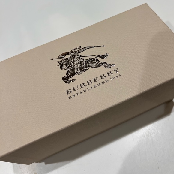 AUTHENTIC BURBERRY SUNNIES - Picture 2 of 8